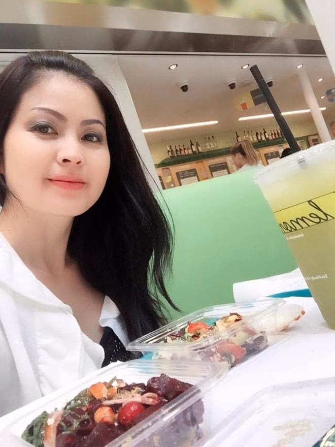 Yến Vy ở tuổi tứ tuần. Ảnh: FBNV