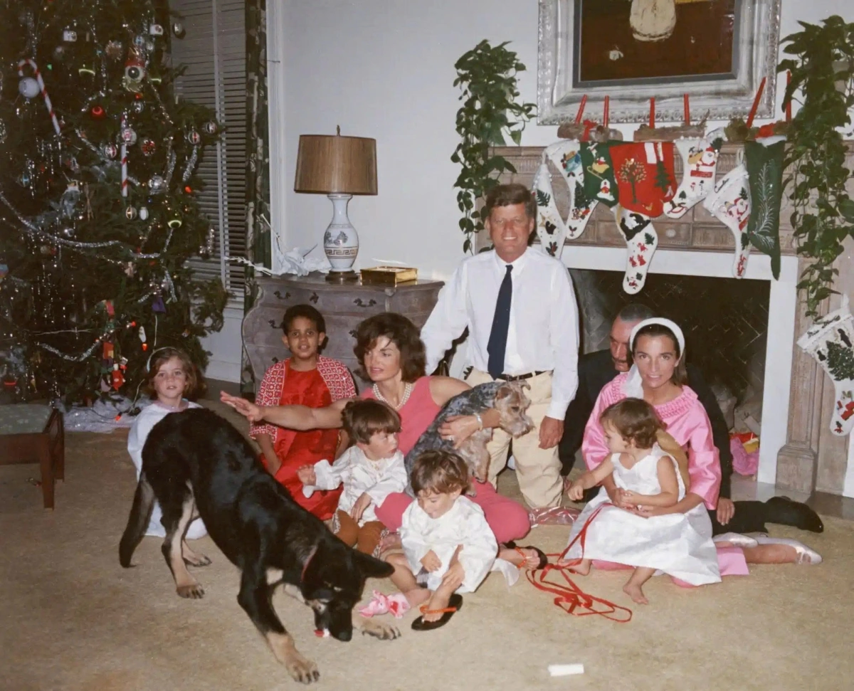 Phong cách sống của Jackie Kennedy – biểu tượng vẻ đẹp và trí tuệ Ngày 25/12/1962, bà Jackie và Tổng thống Kennedy đón Giáng sinh cùng đại gia đình tại Nhà Trắng. Trong bức hình có em gái Lee Radziwill, chồng cô - Hoàng tử Stanisław Radziwiłł và con gái của họ.