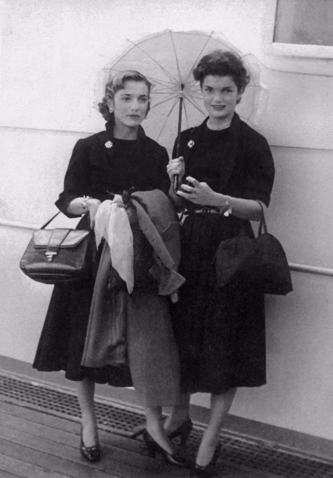 Phong cách sống của Jackie Kennedy – biểu tượng vẻ đẹp và trí tuệ Năm 1951, bà Jackie và em gái Lee Radziwill được chụp lại khi đang trên tàu trở về Mỹ sau chuyến du lịch dài ngày ở châu Âu.