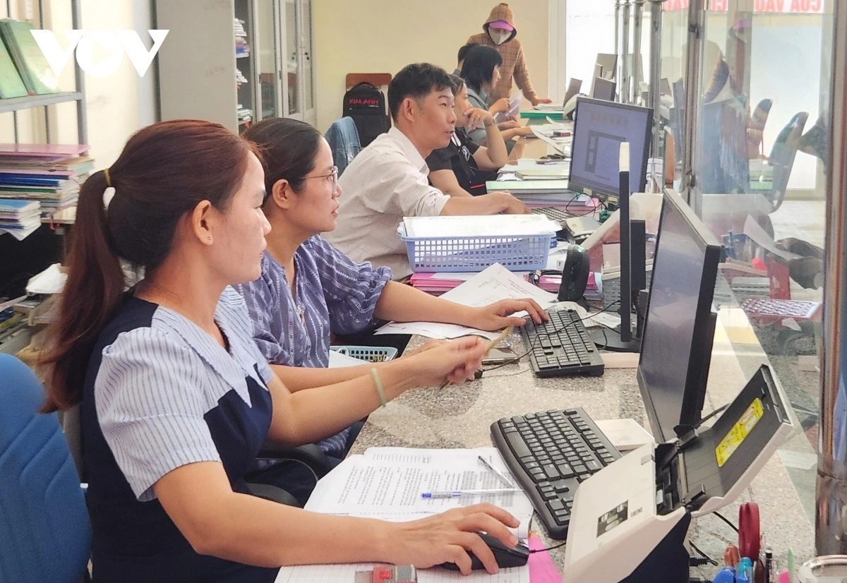 Quảng Ngãi: Chính quyền 2 cấp vận hành trơn tru nhờ hạ tầng số Đến nay việc giải quyết thủ tục hành chính trên phầm mềm của trung tâm phục vụ hành chính công ở tỉnh Quảng Ngãi đã cơ bản ổn định