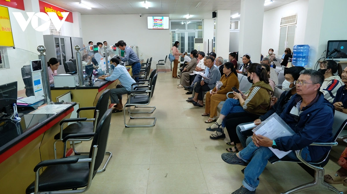 Quảng Ngãi: Chính quyền 2 cấp vận hành trơn tru nhờ hạ tầng số Người dân đến làm thủ tục tại Trung tâm phục vụ hành chính công xã Bình Sơn mới