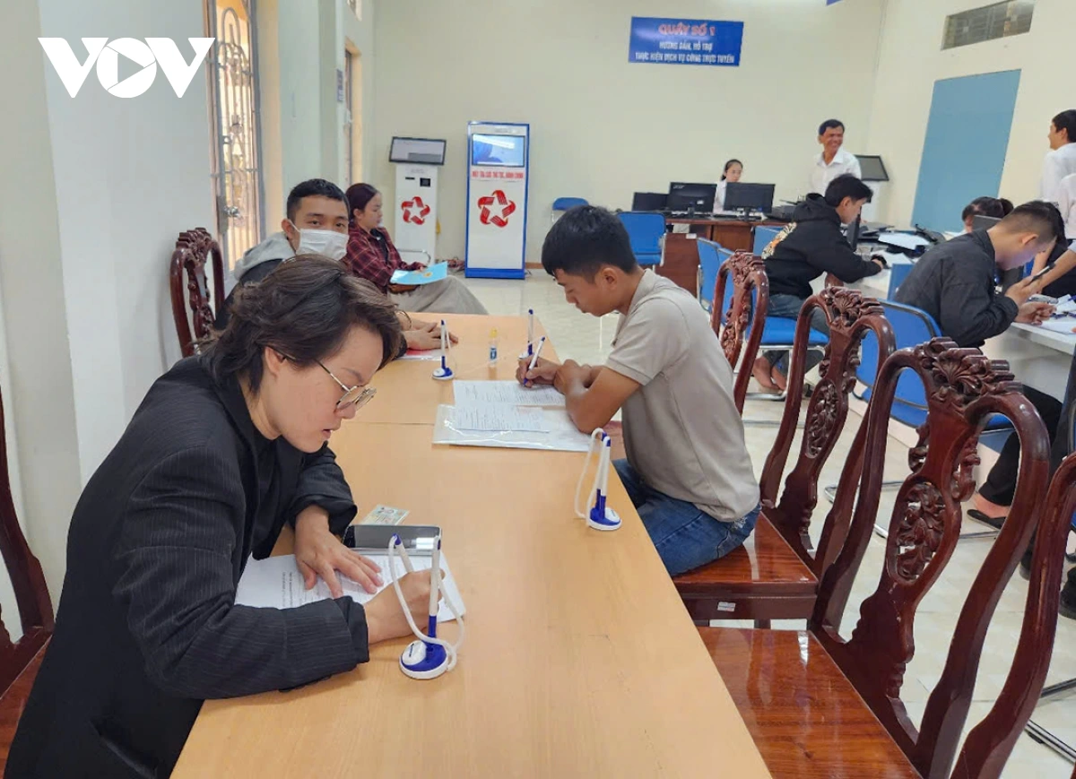 Quảng Ngãi: Chính quyền 2 cấp vận hành trơn tru nhờ hạ tầng số Người dân ngồi kê khai hồ sơ tại Trung tâm phục vụ hành chính công phường Cẩm Thành, tỉnh Quảng Ngãi.