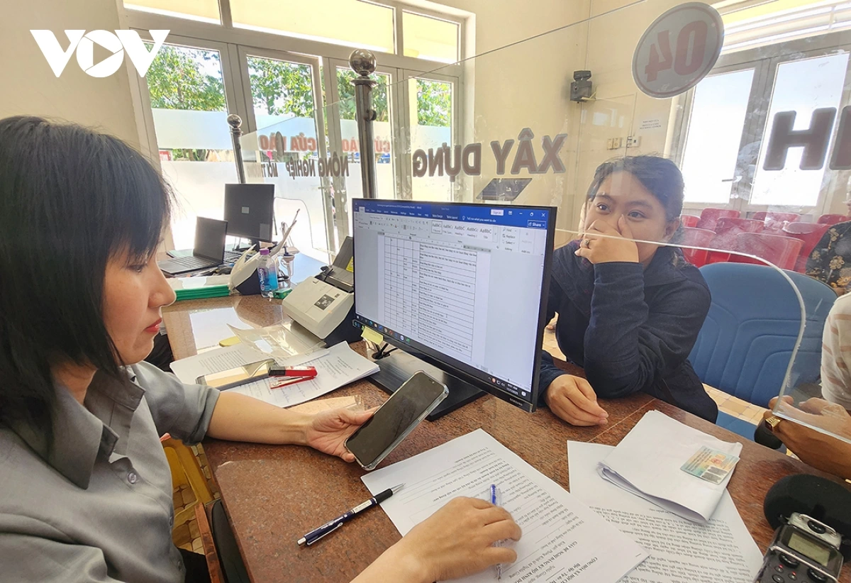 Quảng Ngãi: Chính quyền 2 cấp vận hành trơn tru nhờ hạ tầng số Công chức trung tâm phục vụ hành chính công xã Nghĩa Giang, tỉnh Quảng Ngãi giải quyết thủ tục cho người dân trên cổng dịch vụ công quốc gia