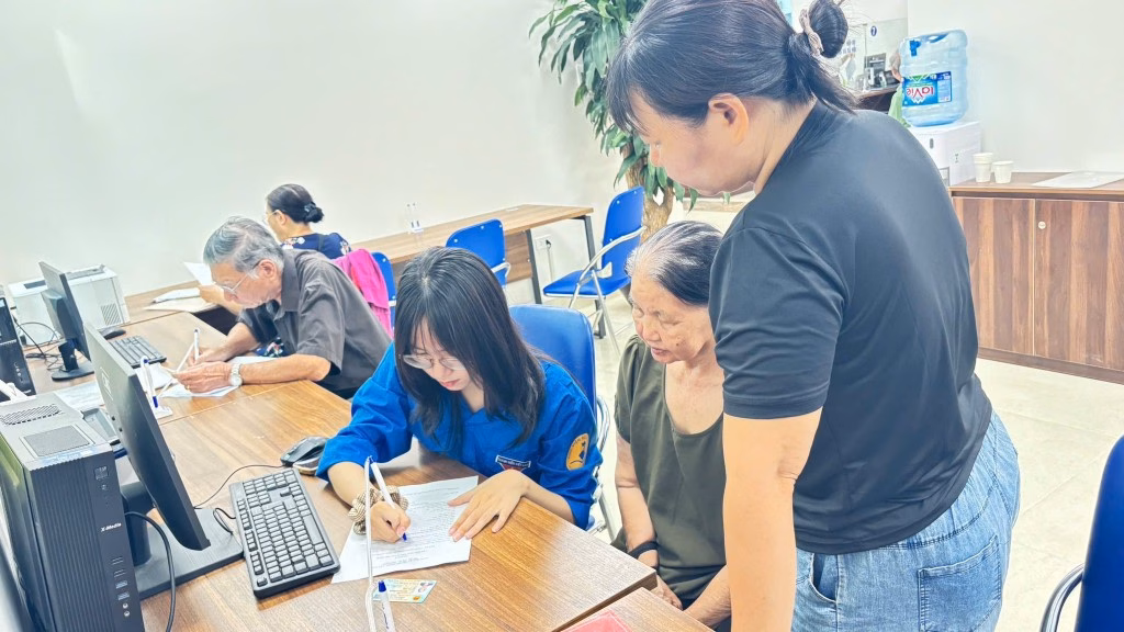 Sinh viên cùng người dân Hà Nội chuyển đổi số Các bạn trẻ phường Bồ Đề hướng dẫn người dân kê khai thủ tục hành chính