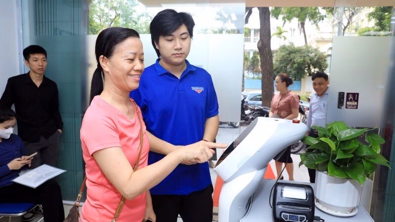 Sinh viên cùng người dân Hà Nội chuyển đổi số Áo xanh Thủ đô đồng hành cùng Nhân dân xây dựng chính quyền số