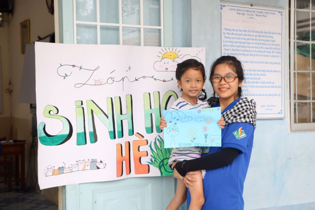 Nữ chiến sĩ tình nguyện tươi cười bên cạnh em nhỏ tại Vĩnh Long.