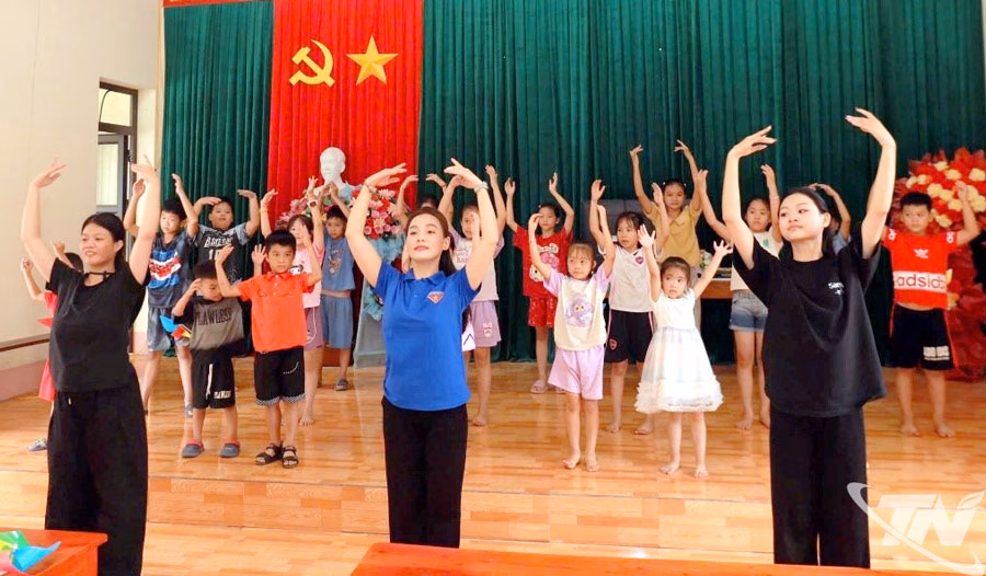 Đoàn Trường Đại học Sân khấu – Điện ảnh Hà Nội dạy múa cho các em thiếu nhi xã Cẩm Giàng.