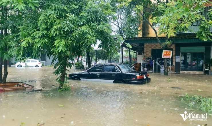 Thanh Hóa: Ngập lụt sâu, người dân trắng đêm ‘chèo chống’ trước sức ép của bão số 3 Nước lên nhanh khiến nhiều người không kịp cho xe lên cao. Ảnh: Lê Dương