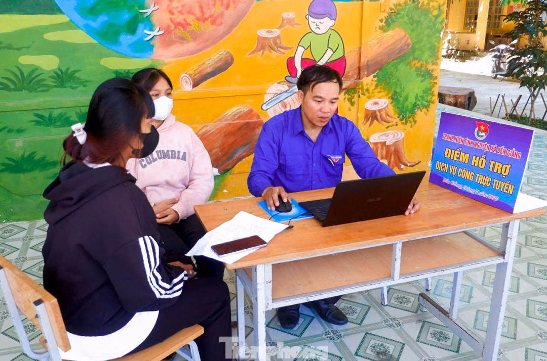 Những việc tưởng chừng rất khó khăn ở nơi vùng cao, nay dần trở nên quen thuộc nhờ đôi tay, tấm lòng của tuổi trẻ. Người dân đến thực hiện các thủ tục hành chính như đăng ký khai sinh, xác nhận cư trú, kê khai thông tin định danh điện tử trên Cổng dịch vụ công được bạn trẻ hướng dẫn cụ thể từng bước. Ảnh: HV.
