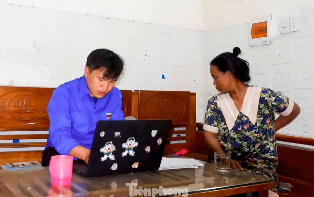 Được đoàn viên thanh niên đến tận nhà hỗ trợ, chị Zahat Thị Tới (trú thôn Vinh, xã Bến Giằng) chia sẻ: 
