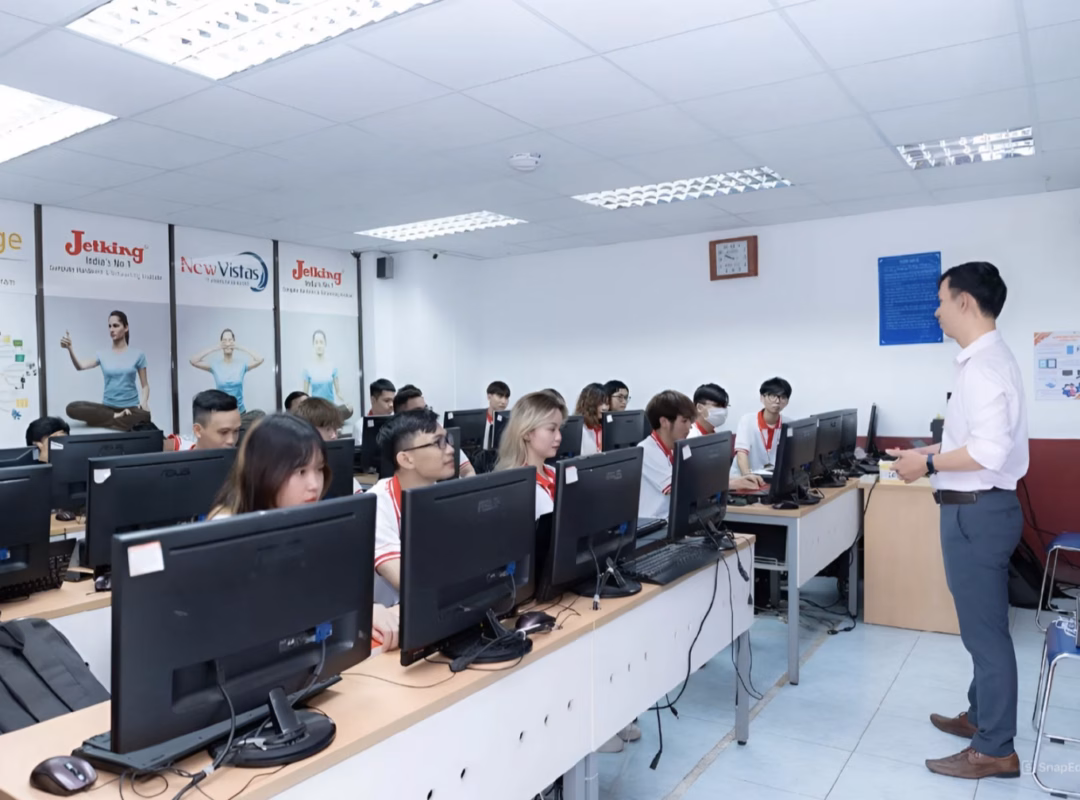 Với 70% thời lượng là thực hành, sinh viên theo học tại FPT Jetking có thể tiếp cận dự án ngay từ kỳ học đầu tiên.