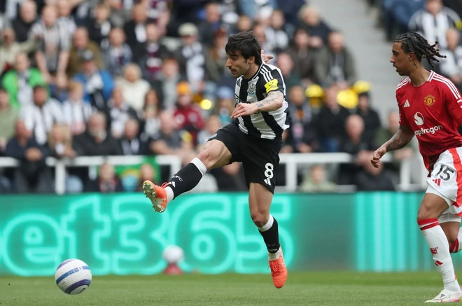 Tiền đạo số 1 Newcastle nguy cơ rời đội, Liverpool sẵn sàng đón chào 4 bàn thắng của Newcastle nhấn chìm MU Rạng sáng 14/4, MU thảm bại 1-4 trước Newcastle trên sân St James' Park ở vòng 32 Premier League.