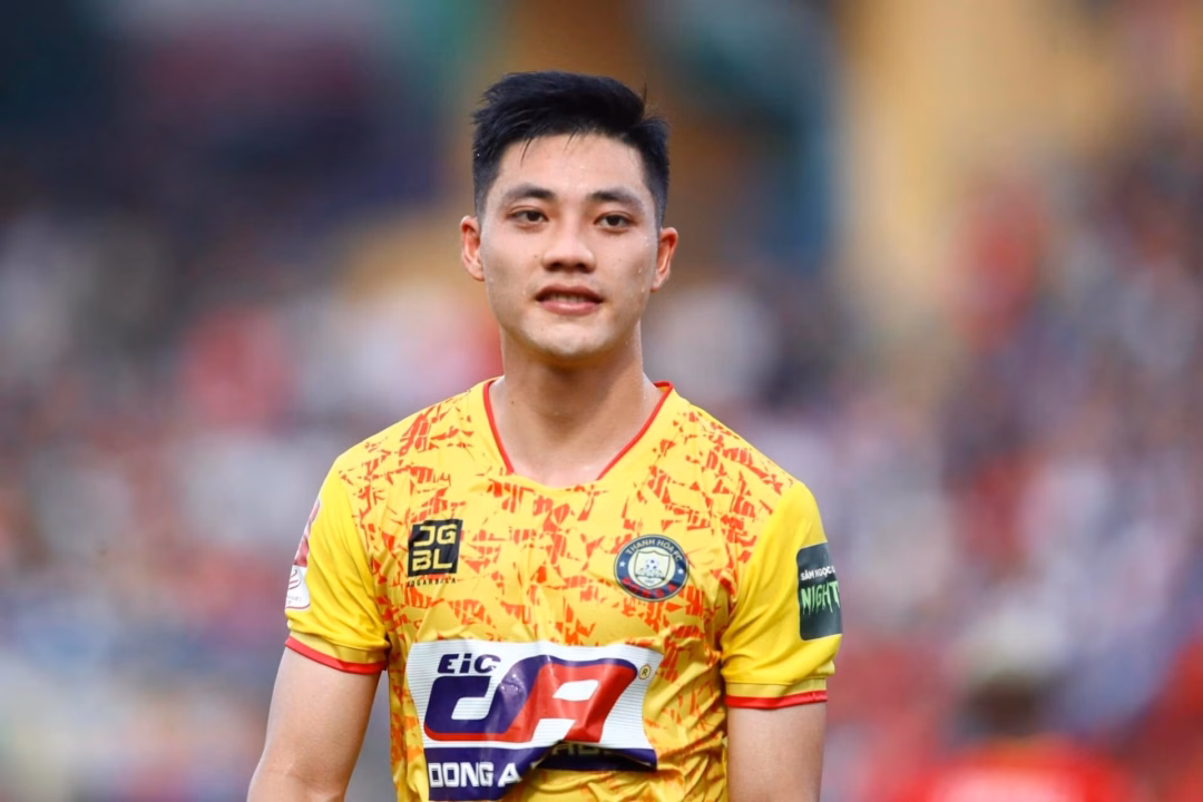 Tiền vệ Thép xanh Nam Định: No nê danh hiệu ở tuổi 29, vợ xinh như hoa Lâm Ti Phông đã lọt vào Đội hình tiêu biểu V.League 2023. Ảnh: FBNV.