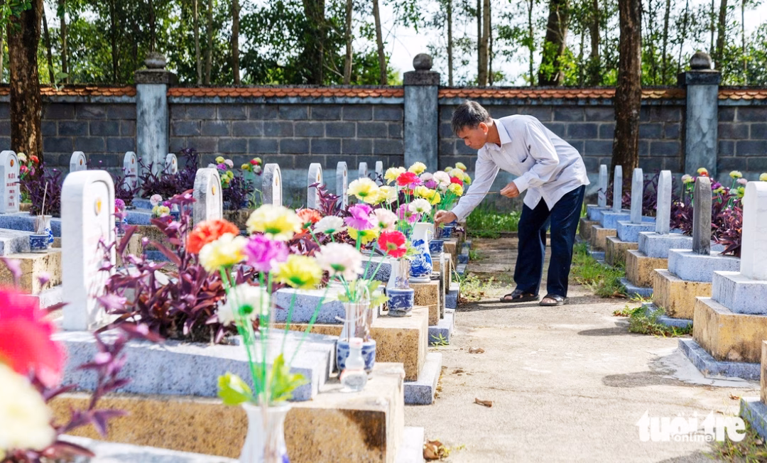 Ông Phan Nho Thắng - em trai liệt sĩ - thắp hương tại nghĩa trang liệt sĩ Cam Chính