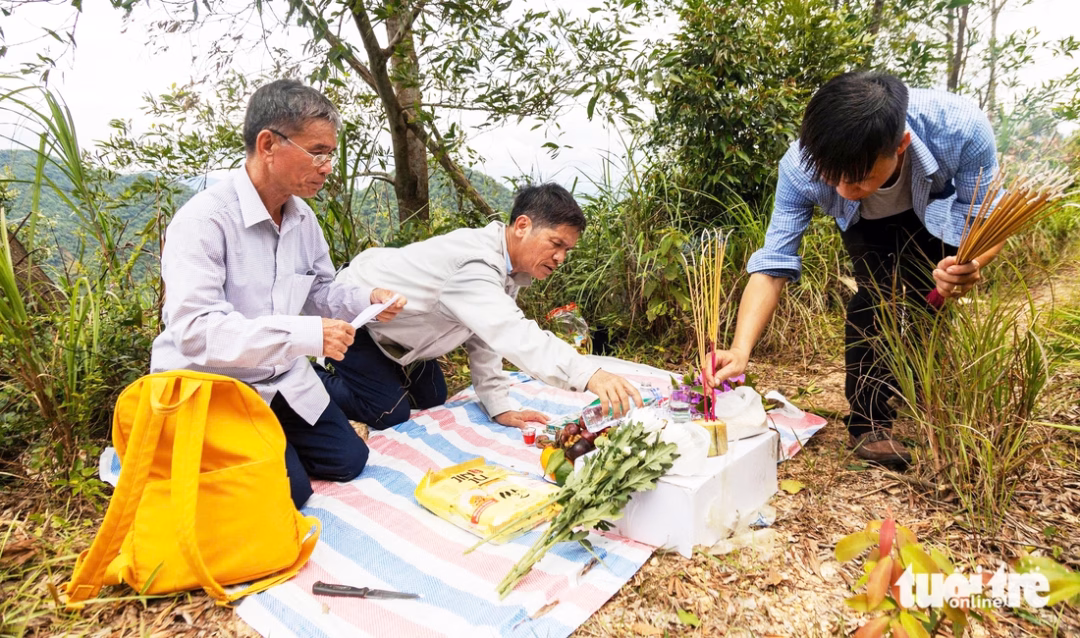 Hai em trai của liệt sĩ Phan Văn Tần (từ trái sang: ông Phan Nho Thắng và Phan Thái Bình) thắp nhang tại khu vực anh mình hy sinh