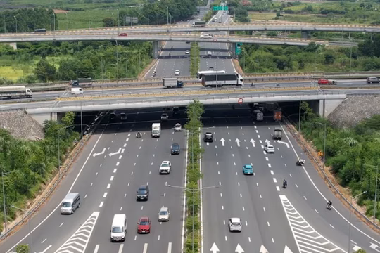 TP HCM: 92% người dùng đánh giá cao dịch vụ xe đưa đón công chức Thí điểm cấm xe tải lưu thông trên làn sát dải phân cách tại hai tuyến cao tốc trọng điểm