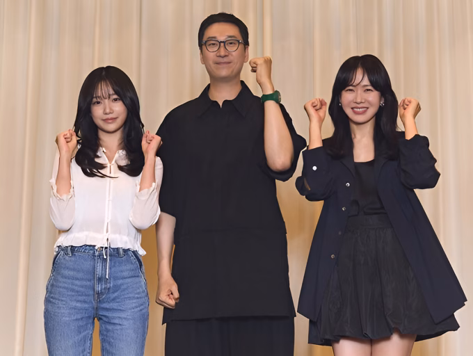 Khi xuất hiện tại buổi ra mắt phim mới đây, diễn viên Son Ye Jin (áo đen) gây ấn tượng với kiểu tóc 'mái mưa', giúp cô 'ăn gian' tuổi. Ảnh: