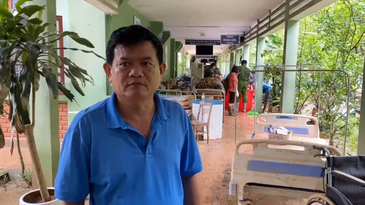 Y bác sỹ Trung tâm y tế Tương Dương thẫn thờ, mệt mỏi sau cơn lũ. Ảnh: Thanh Hải