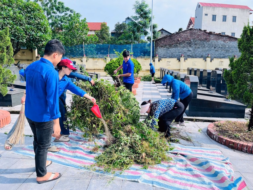 Tuổi trẻ Hà Nội xung kích xây dựng xã mới Các bạn trẻ dọn vệ sinh môi trường