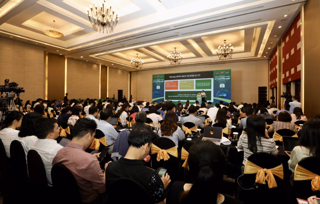 Tương lai của công nghiệp lưu trữ và phát điện: Siêu tụ điện và pin nhiên liệu hydro lên ngôi Quang cảnh Diễn đàn Công nghệ năng lượng trong kỷ nguyên mới. Ảnh: Trí Phong.