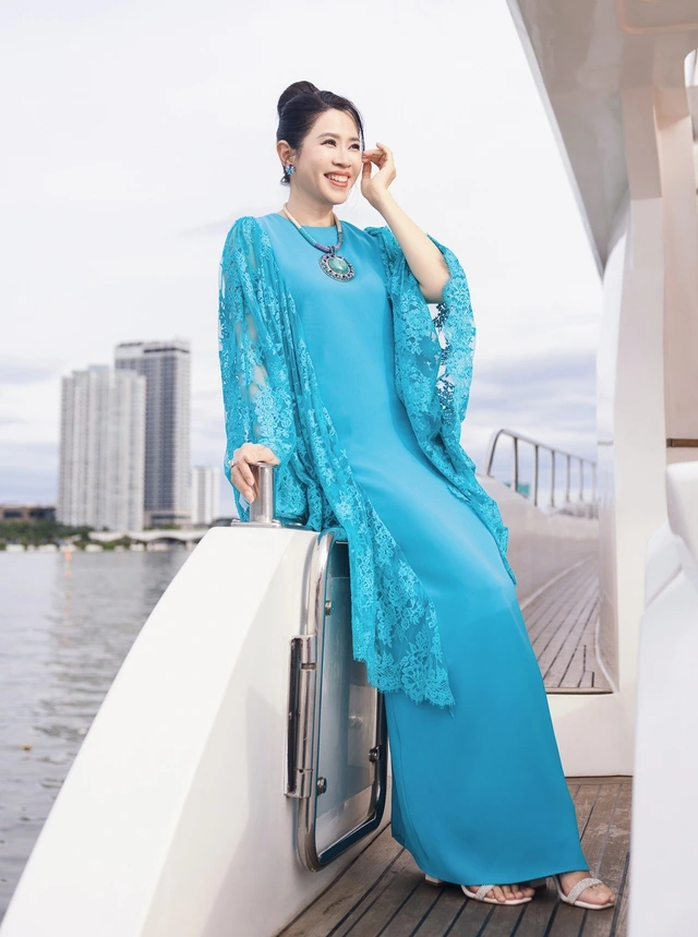 Vải Màu Xanh Da Trời – Gam Màu Được Ưa Chuộng Trong Thiết Kế Đồng Phối Đầm dáng dài freesize phối tay cánh dơi vải ren ấn tượng, đảm bảo người mặc sẽ cực kỳ nổi bật, thu hút mọi ánh nhìn