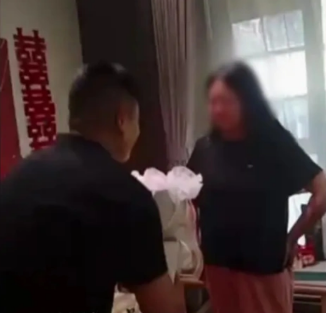 Anh L&yacute; đ&iacute;nh h&ocirc;n chỉ sau 1 lần gặp gỡ.