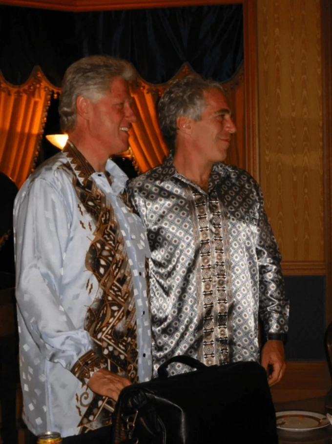 Bill Clinton chụp c&ugrave;ng Jeffrey Epstein