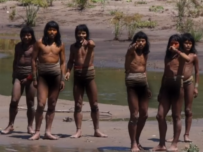 Th&agrave;nh vi&ecirc;n bộ lạc chỉ v&agrave;o thiết bị ghi h&igrave;nh