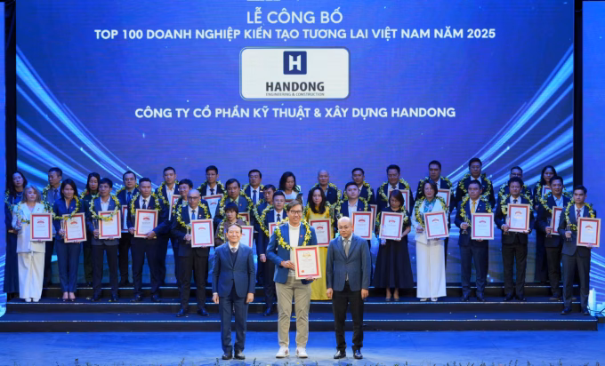 Handong E&C nhận giải VNR Future 100 Đại diện công ty Handong E&C nhận giải thưởng tại VNR Future 100. Ảnh: Handong E&C