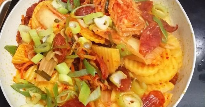 Khoai t&acirc;y x&agrave;o kim chi gi&ograve;n tan