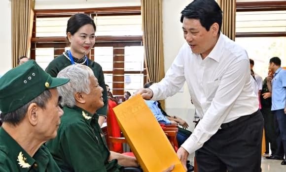 Kinh ph&iacute; 502,7 tỷ đồng cho chương tr&igrave;nh tặng qu&agrave; Tết 2026