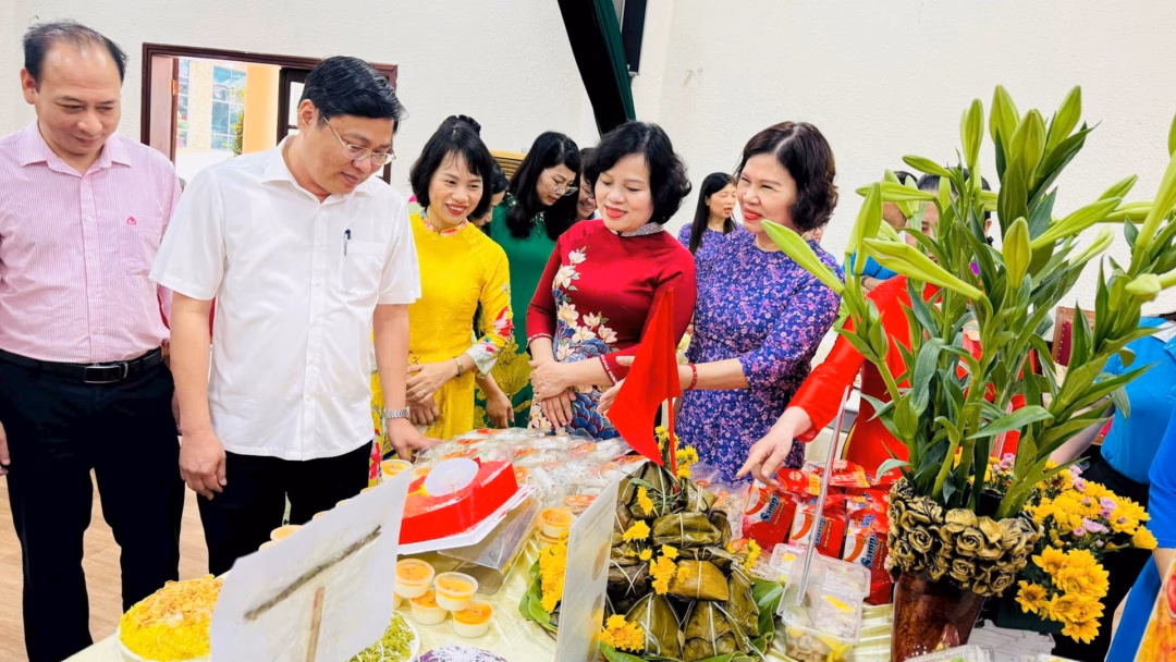 Lãnh đạo huyện Thanh Trì tham quan các gian hàng của các cấp Hội Liên hiệp phụ nữ huyện trưng bày tại hội nghị Lãnh đạo huyện Thanh Trì tham quan các gian hàng của các cấp Hội Liên hiệp phụ nữ huyện trưng bày tại hội nghị