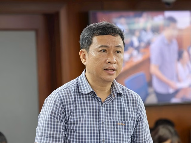 Ông Huỳnh Thái Ngọc, Phó Giám đốc Trung tâm phát triển quỹ đất thuộc Sở Nông nghiệp và Môi trường tại họp báo Ông Huỳnh Thái Ngọc, Phó Giám đốc Trung tâm phát triển quỹ đất thuộc Sở Nông nghiệp và Môi trường tại họp báo