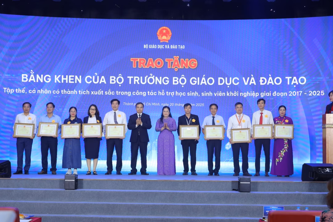 Thứ trưởng Nguyễn Thị Kim Chi trao tặng Bằng khen của Bộ trưởng Bộ Giáo dục và Đào tạo Thứ trưởng Nguyễn Thị Kim Chi trao tặng Bằng khen của Bộ trưởng Bộ Giáo dục và Đào tạo