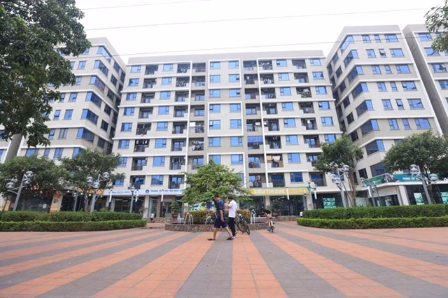 Nhiều người không đủ giàu mua nhà ở thương mại nhưng chưa đủ nghèo để mua nhà ở xã hội xét về thu nhập. Nhiều người không đủ giàu mua nhà ở thương mại nhưng chưa đủ nghèo để mua nhà ở xã hội xét về thu nhập.