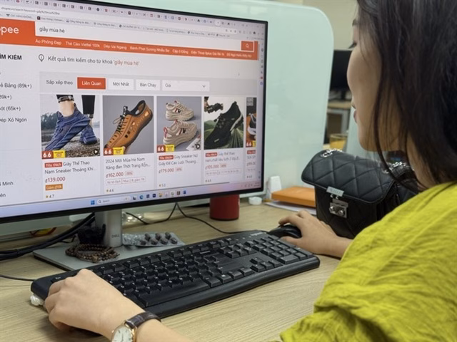 Cơ quan thuế rà soát gần 165.000 tài khoản bán hàng online. Cơ quan thuế rà soát gần 165.000 tài khoản bán hàng online.