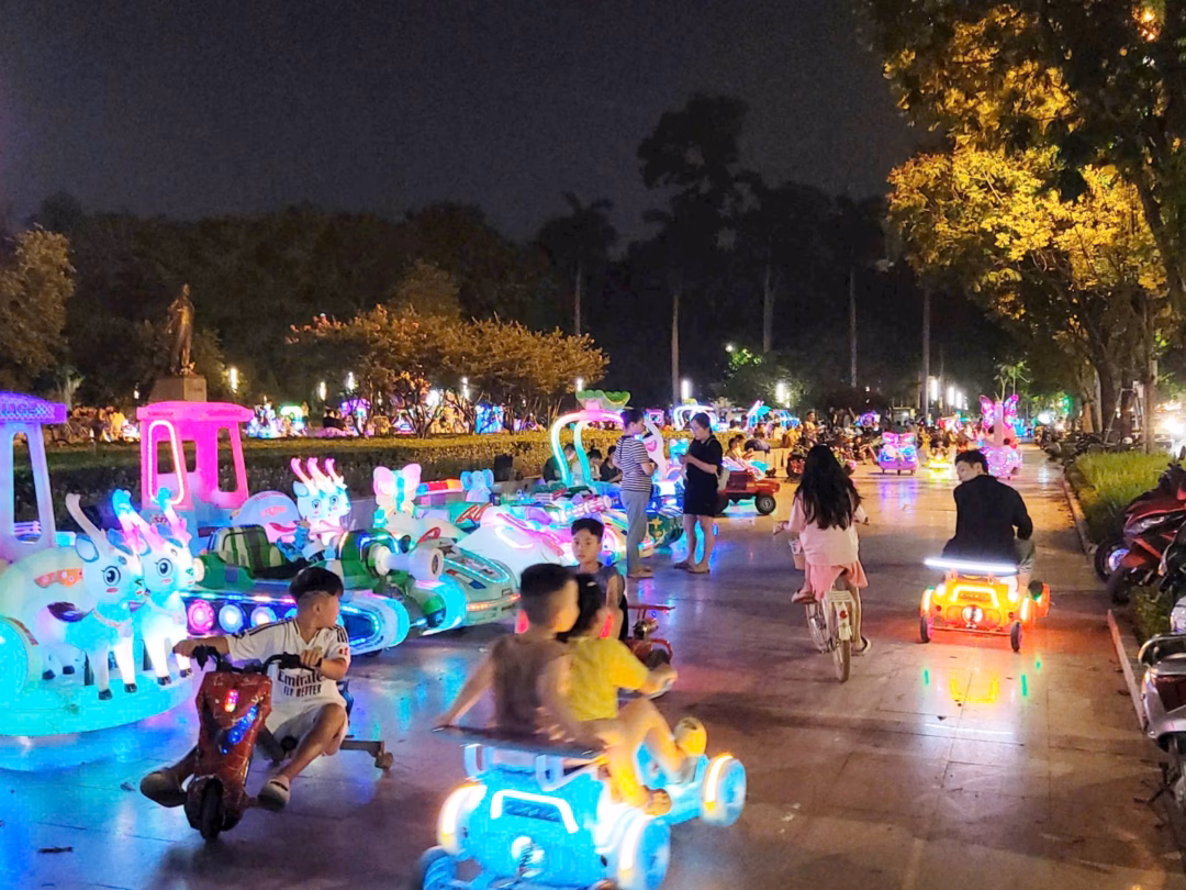 Cẩn thận với xe điện 3 bánh: Nguy cơ tai nạn cho trẻ em Cảnh giao thông "hỗn loạn" từ sân quảng trường tượng đài Lê Nin cho đến vỉa hè cho người đi bộ.