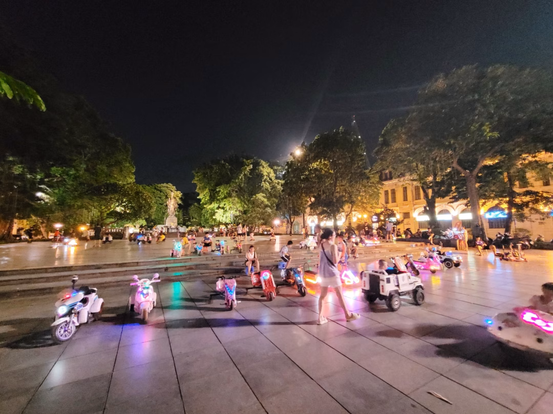 Cẩn thận với xe điện 3 bánh: Nguy cơ tai nạn cho trẻ em Tại quảng trường trước tượng đài vua Lý Thái Tổ, những chiếc xe điện cũng được xếp hàng dài chờ đón khách.