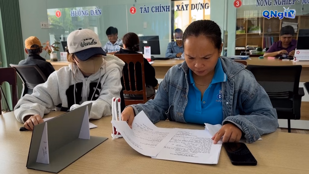 Chuyển đổi tư duy để vận hành chính quyền hiệu quả Nhân dân làm thủ tục hành chính