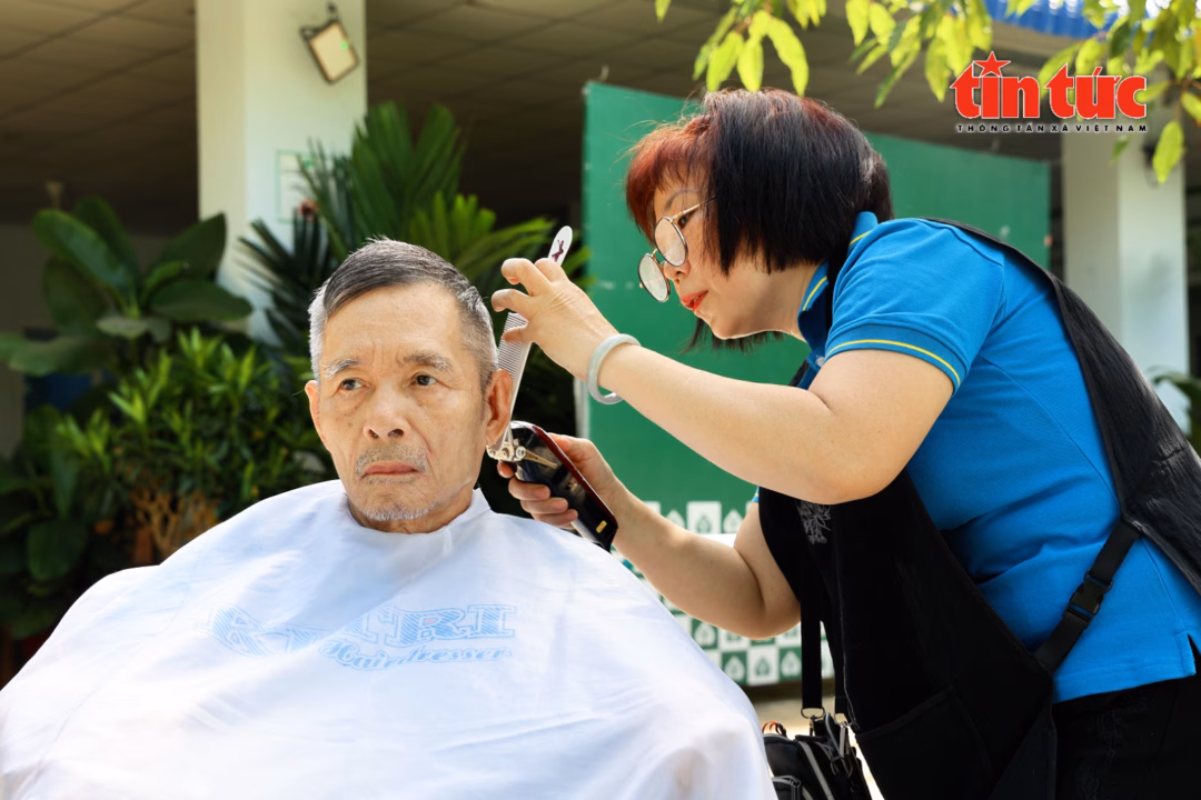 Các cụ đều bày tỏ niềm vui và hạnh phúc, khi đón nhận được sự chân thành của các thành viên.