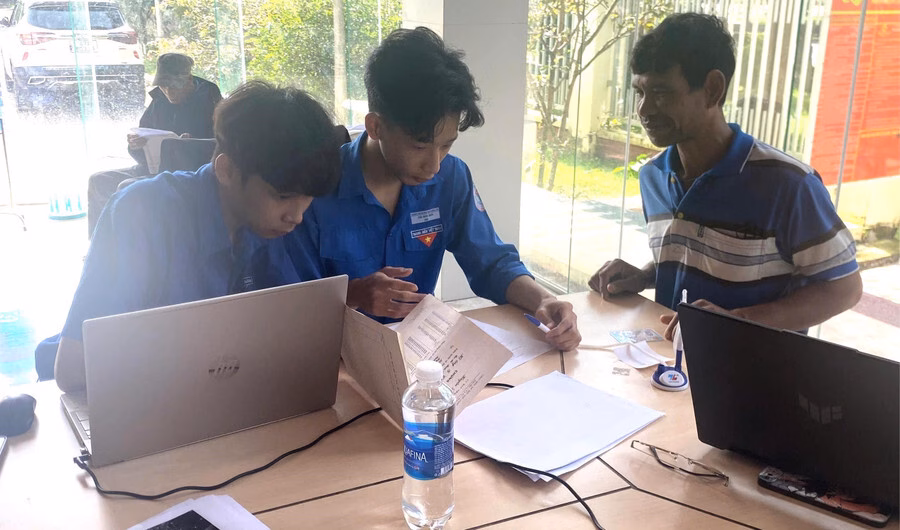 Học sinh ở Đắk Lắk tình nguyện hỗ trợ hành chính công Đội hình thanh niên tình nguyện hỗ trợ người dân thực hiện thủ tục hành chính công tại xã Liên Sơn Lắk.