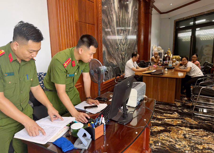 Lực lượng Công an khám xét nơi ở, nơi làm việc của đối tượng Bùi Quốc Ý