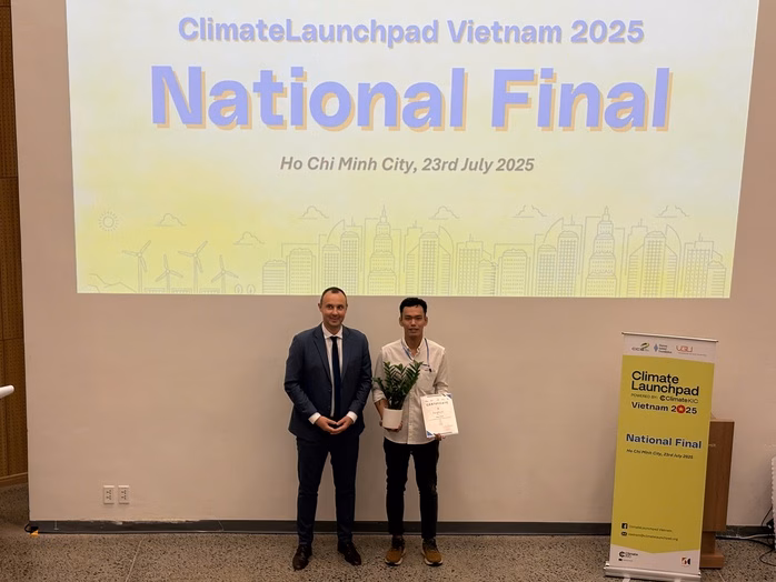 10 đội tranh tài cuộc thi khởi nghiệp xanh ClimateLaunchpad Việt Nam 2024 Ban tổ chức trao thưởng cho đội đoạt giải nhất