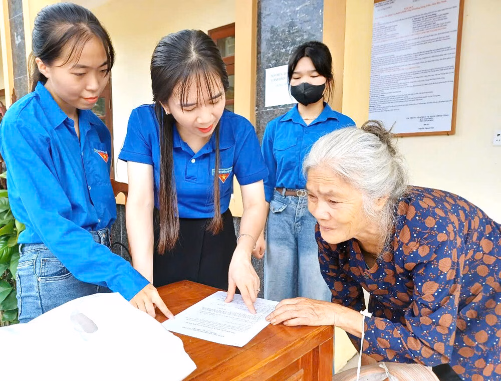 Bắc Ninh: Thanh niên tình nguyện hỗ trợ đẩy mạnh chuyển đổi số cộng đồng