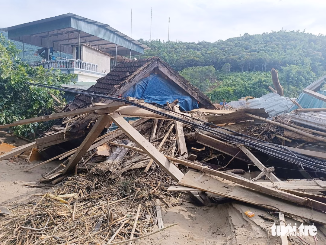 Cứu trợ Nghệ An: Bay trực thăng thả 2 tấn hàng hóa thiết yếu vùng lũ Nhiều nhà dân ở Tương Dương bị đổ sập do mưa lũ - Ảnh: DOÃN HÒA