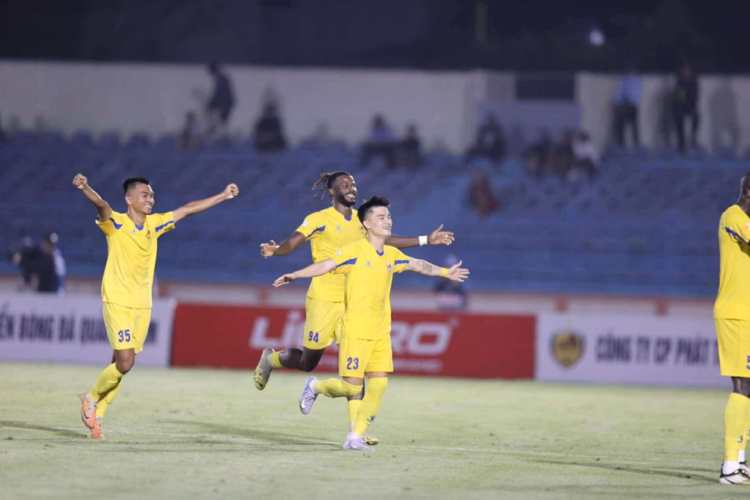 Quảng Nam nguy cơ rút lui, V-League có đổi chủ? 100 tỉ để ‘giải cứu’ CLB Quảng Nam: Gần như bất khả thi, VFF đã có phương án thay thế
