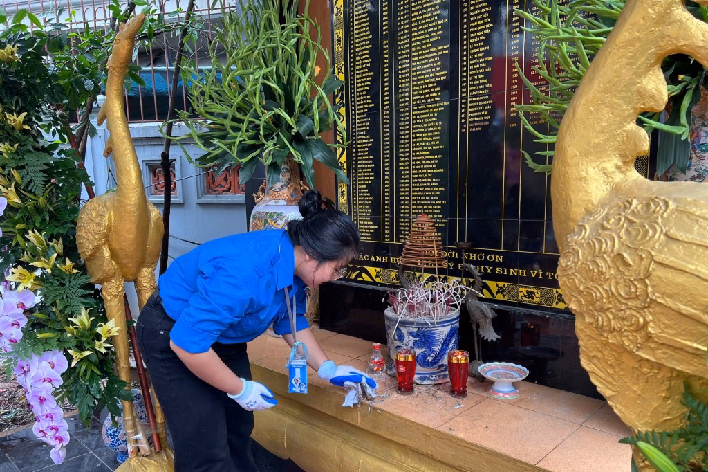 Thế hệ trẻ Đống Đa tri ân liệt sĩ, giúp sức gia đình chính sách Chăm sóc, chỉnh trang các nhà bia tưởng niệm là hoạt động thiết thực của các bạn trẻ nhằm tri ân thế hệ cha anh