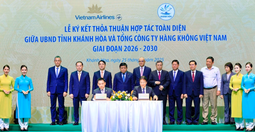 Vietnam Airlines ký kết hợp tác tăng cường quảng bá du lịch với tỉnh Khánh Hòa. Ảnh: VNA.