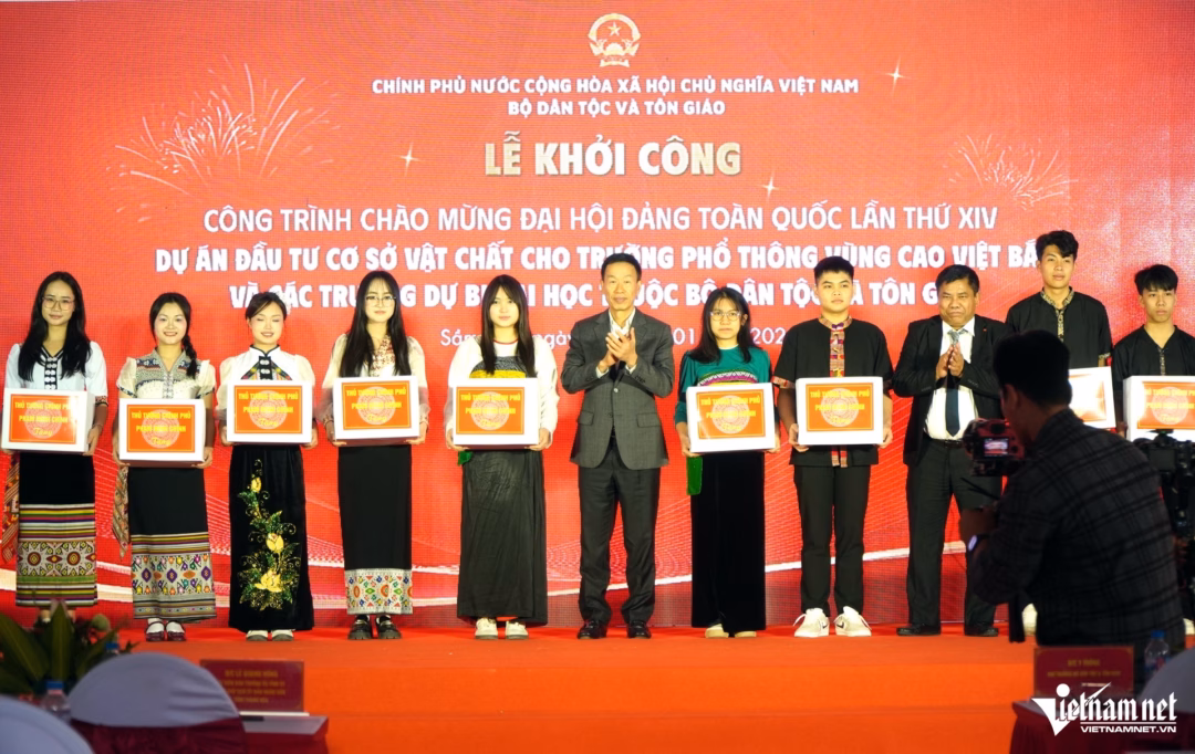 C&aacute;c học sinh xuất sắc nhận qu&agrave; từ Thủ tướng