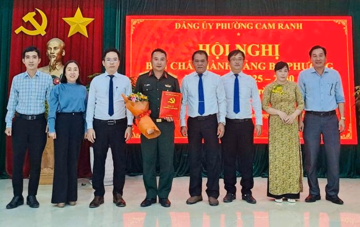 L&atilde;nh đạo Đảng ủy tặng hoa cho Thiếu t&aacute; Ng&ocirc; Xu&acirc;n Vũ